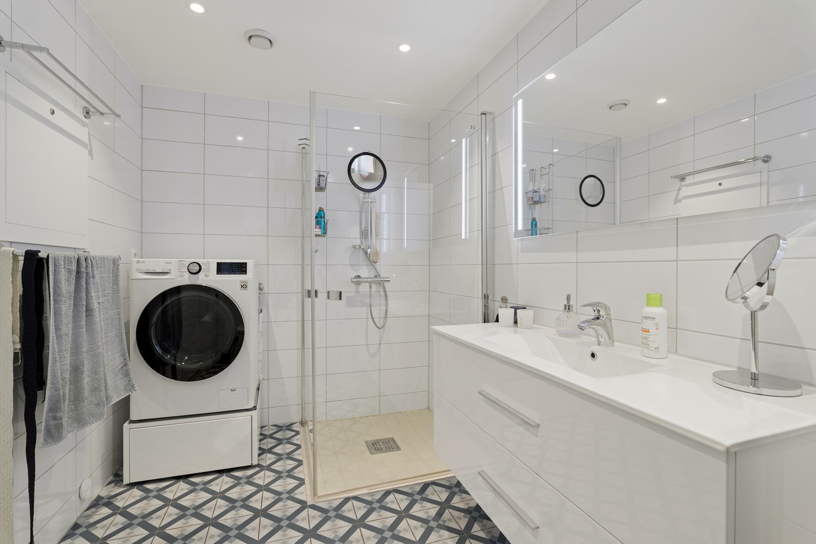 Leiligheten har et delikat flislagt baderom med varmekabler i gulv og downlights i himling. Galleribilde