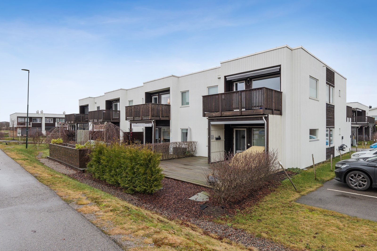 Her bor man i nærmest umiddelbar nærhet til "alt", med lekeplass, skole, barnehage og kollektivtilbud i kort gåavstand fra eiendommen. Galleribilde