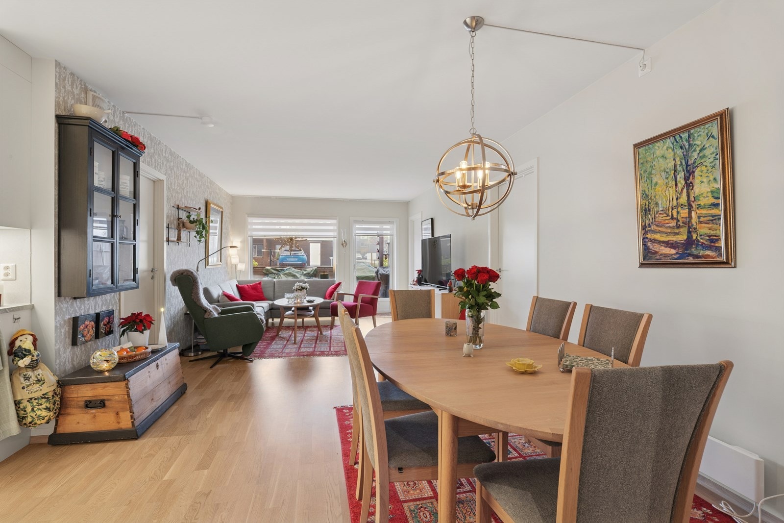 Her er det god plass til både spisestue og sofagruppe. Galleribilde