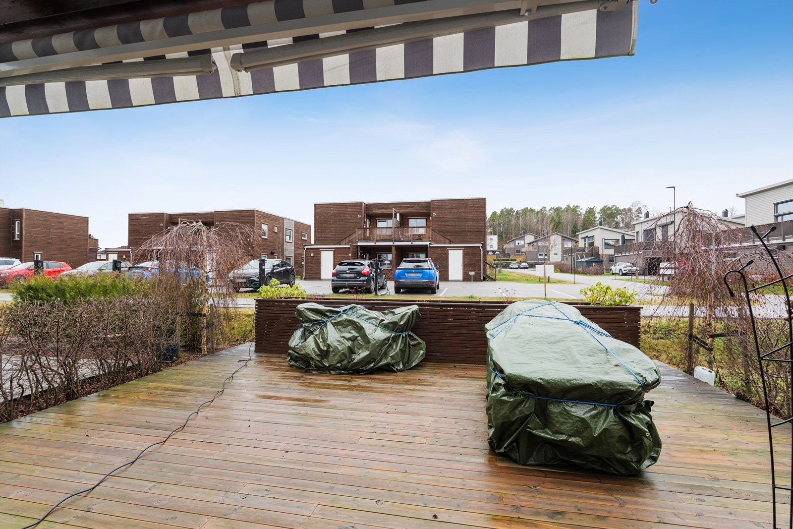 Fra stuen er det utgang til en stor markterrasse med delvis overbygg. Galleribilde