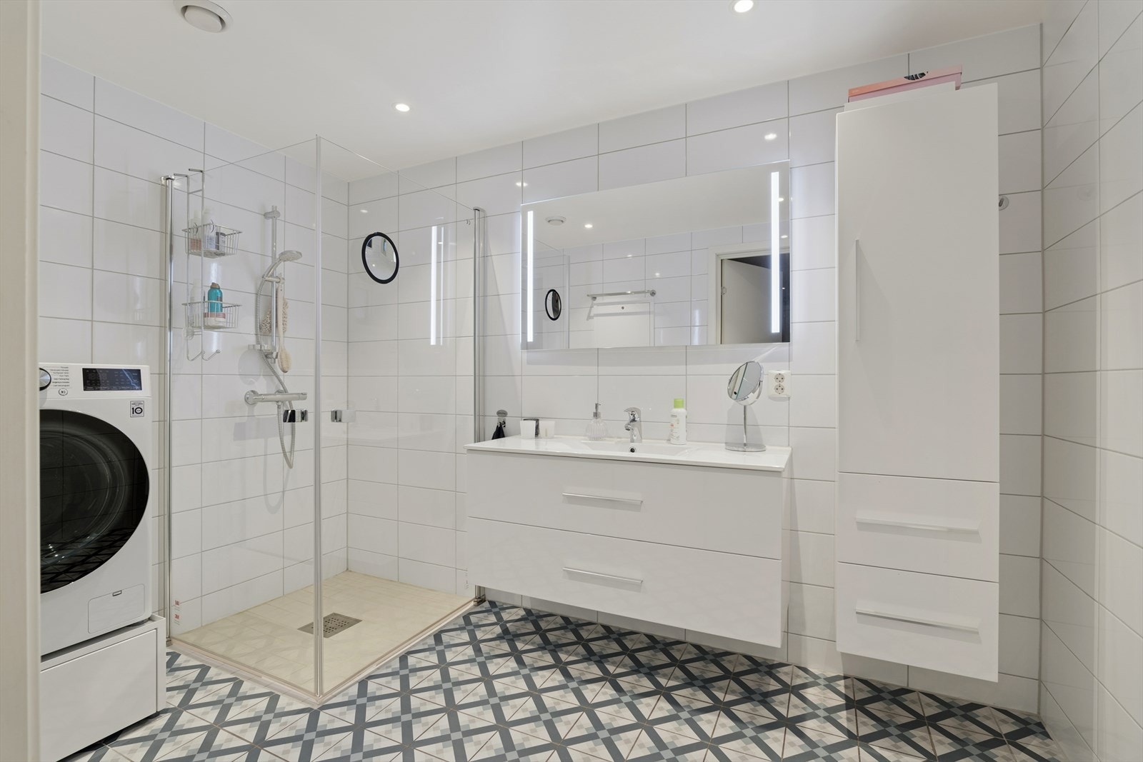 Badets innredning består av servant, veggmontert toalett og dusjdører, i tillegg til at det er opplegg for vaskemaskin. Galleribilde