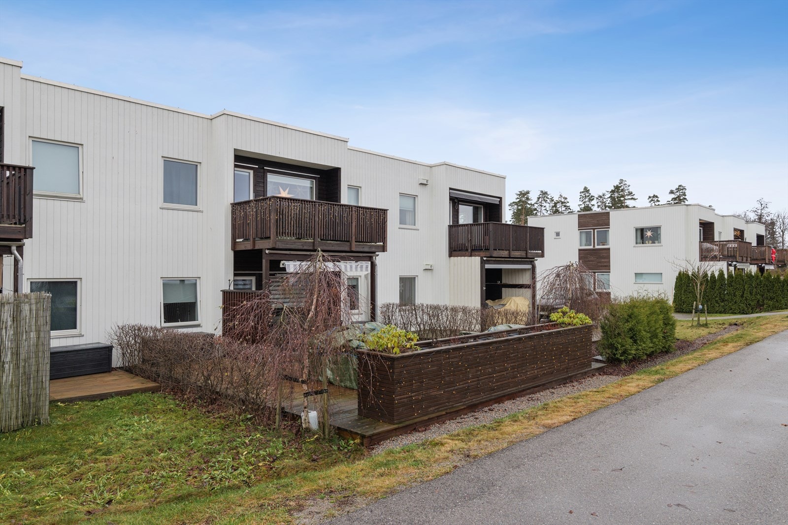 Leiligheten har fin beliggenhet i en rolig blindvei i et barnevennlig boligfelt på Sandeåsen. Galleribilde