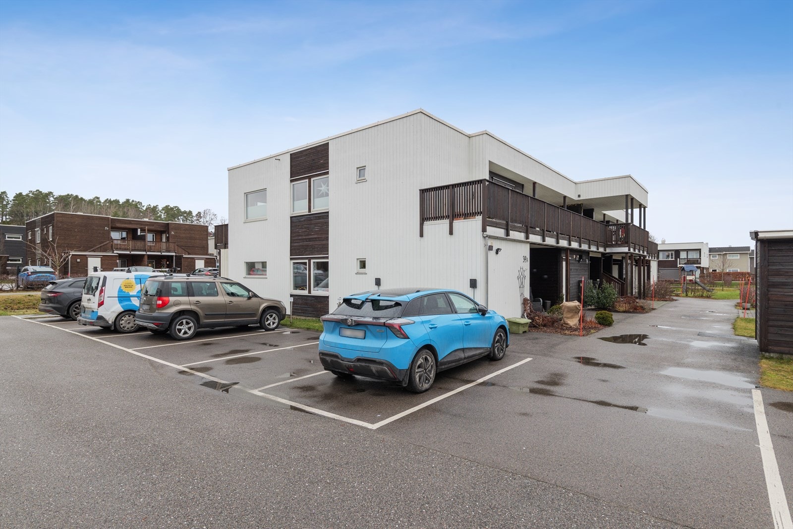 Det medfølger fast parkeringsplass på utvendig biloppstillingsplass. Galleribilde