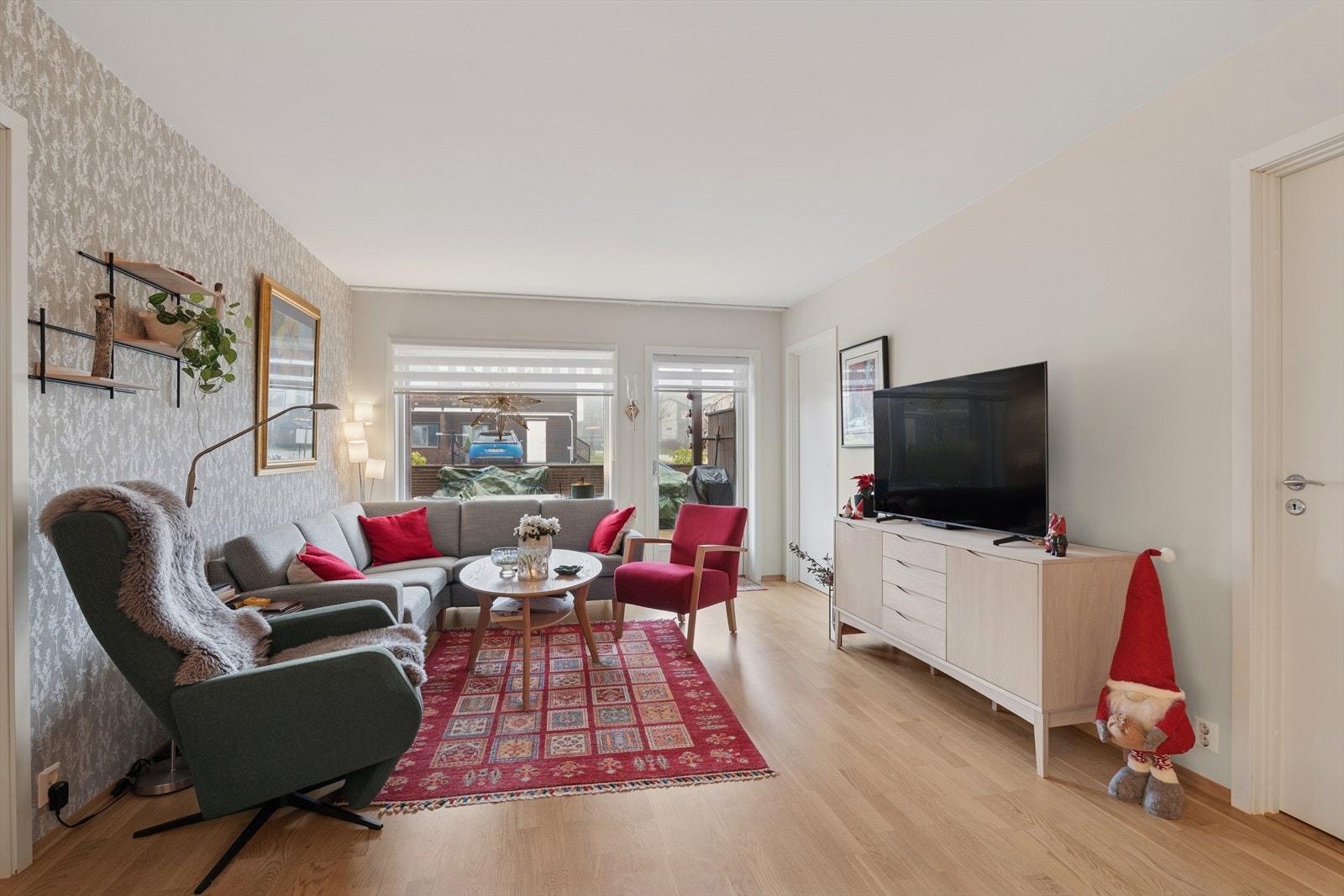 Lys og innbydende stue med flere møbleringsmuligheter. Galleribilde