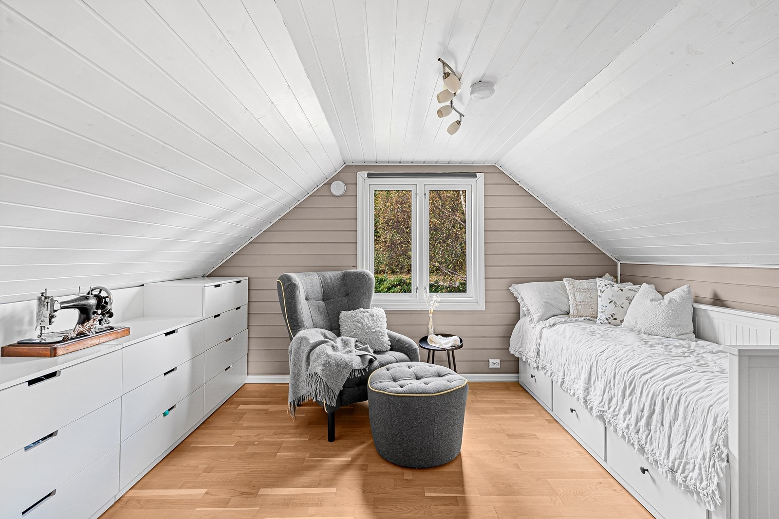 På loftet er det 2 soverom og en gang. Galleribilde