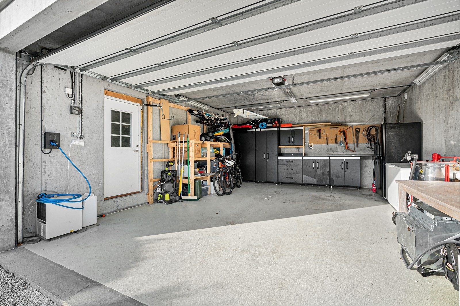 Romslig garasje. Galleribilde