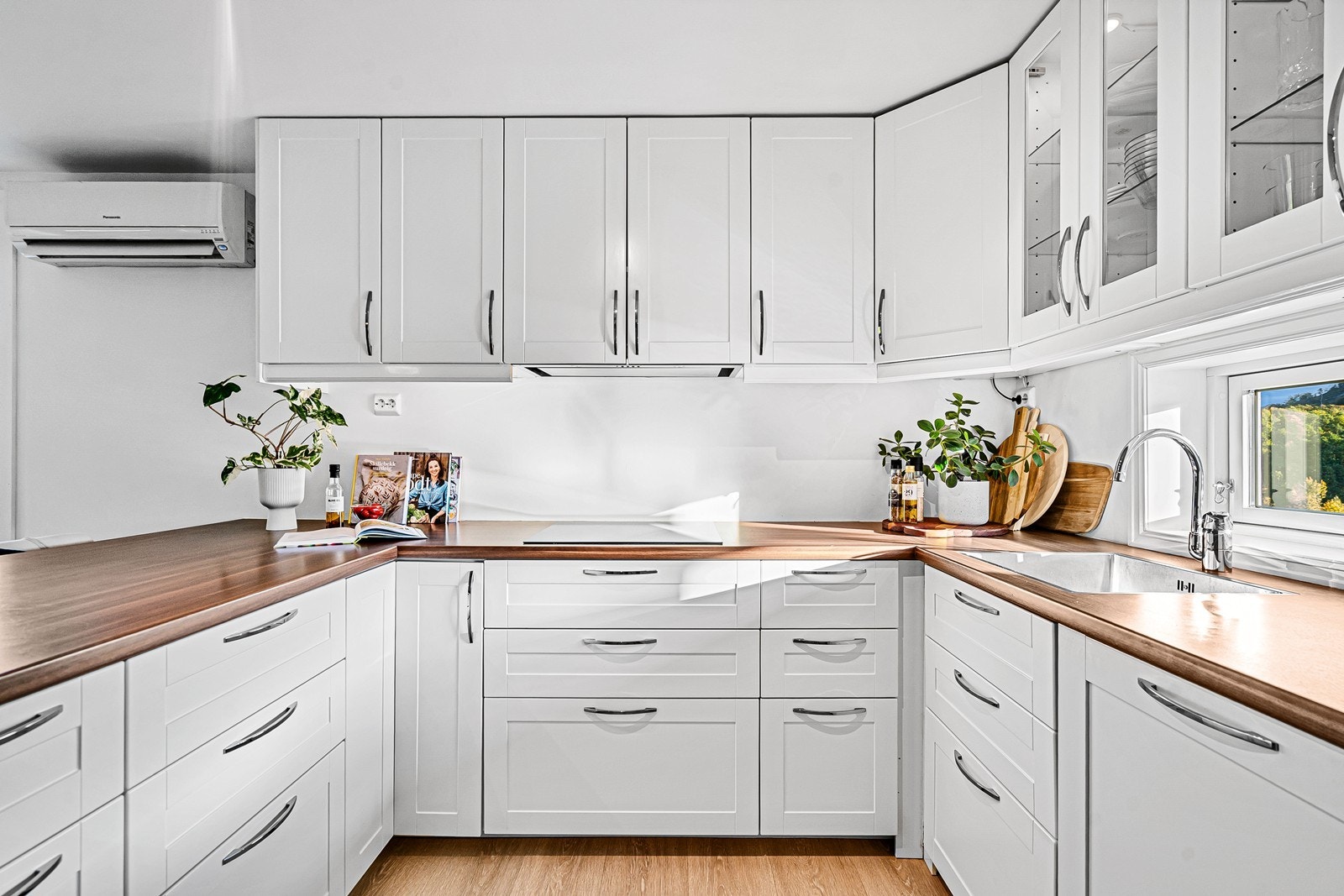 Kjøkkenet er pent og har svært god skap- og benkeplass. Galleribilde