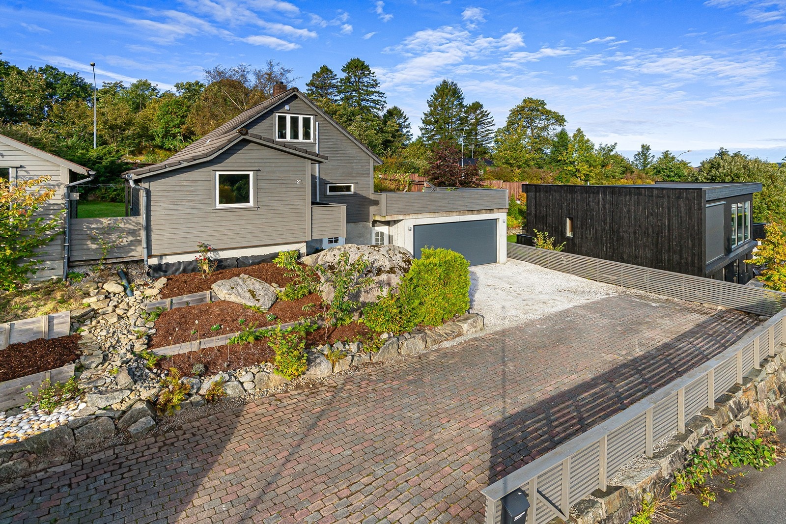 Innbydende enebolig med stor, solrik tomt og dobbel garasje. Galleribilde