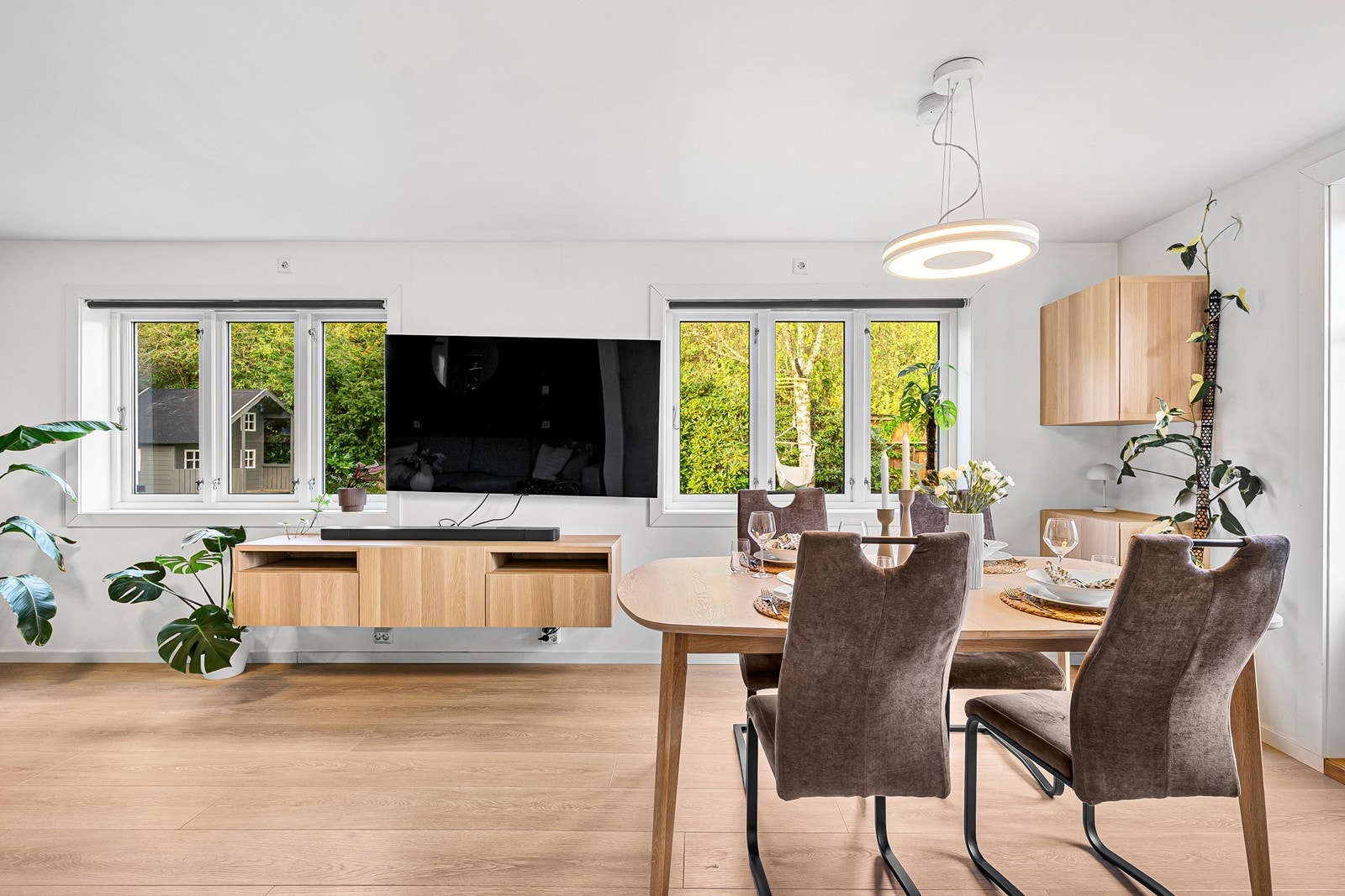 Store vindusflater som slipper inn rikelig med lys. Galleribilde