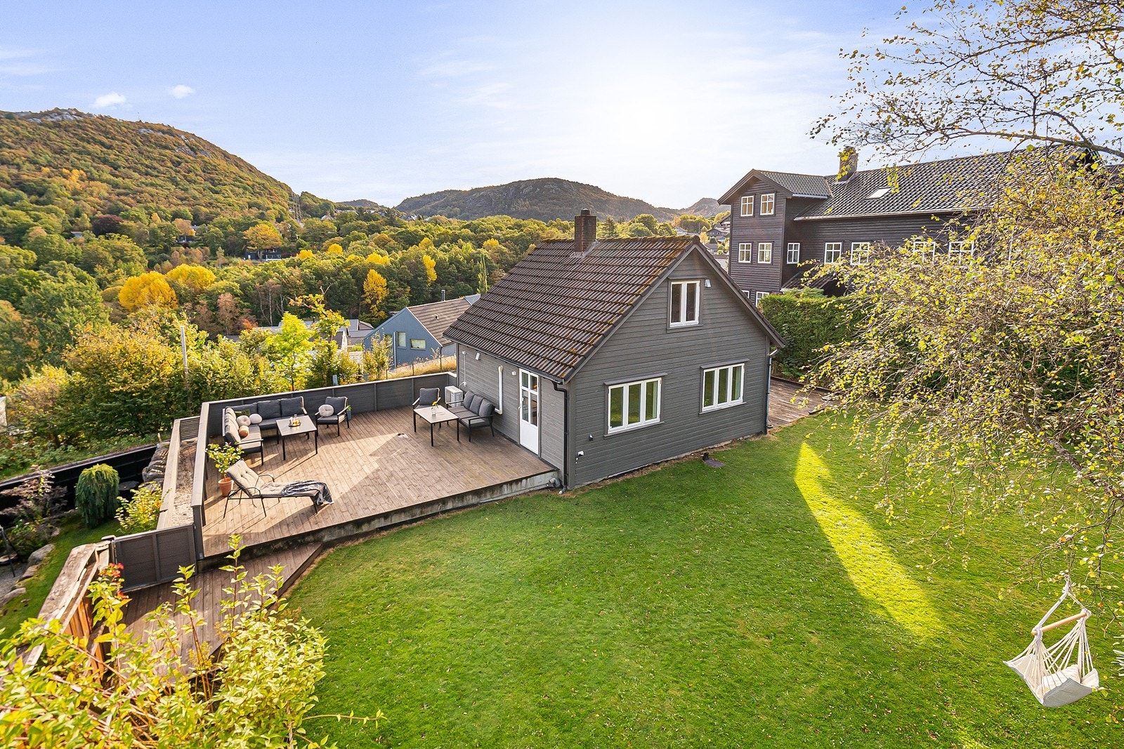 Meget pent opparbeidet tomt med stor og solrik terrasse og hage. Galleribilde