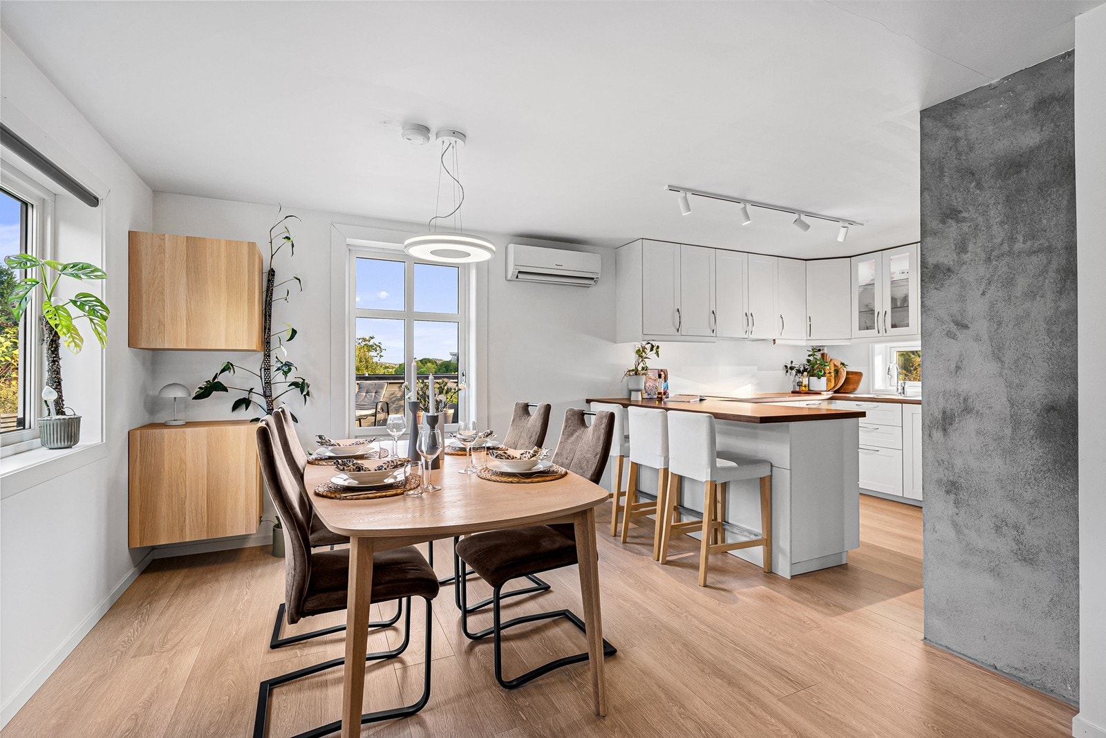 Åpen løsning mellom kjøkken og spisestue, med utgang til terrasse. Galleribilde