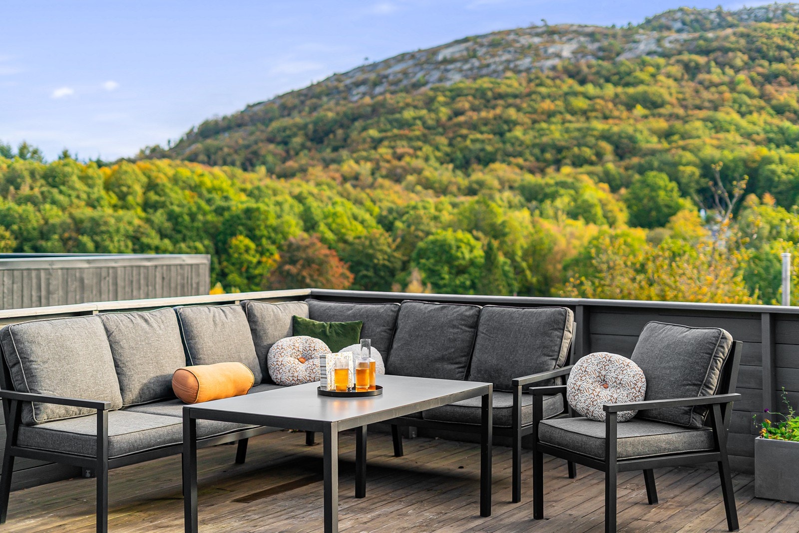 Herlig stor terrasse som vender mot grønne friområder - et fredelig uteområde. Galleribilde