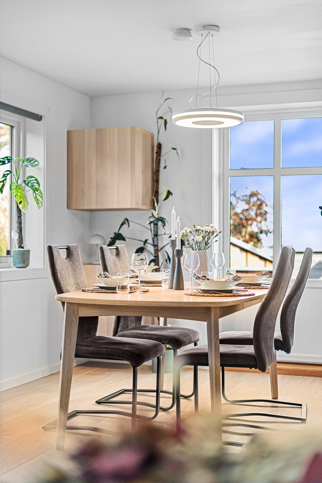 Direkte utgang til stor terrasse fra kjøkkenet gir en herlig flyt mellom inne- og uterom. Galleribilde