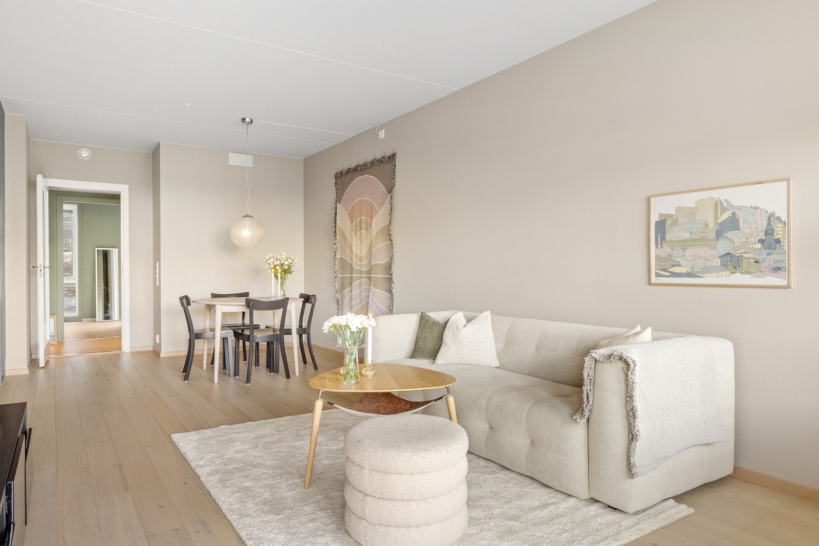 Videre er det også plass til en spisesone i stuen, hvor gode måltider kan nytes med de man er glad i Galleribilde