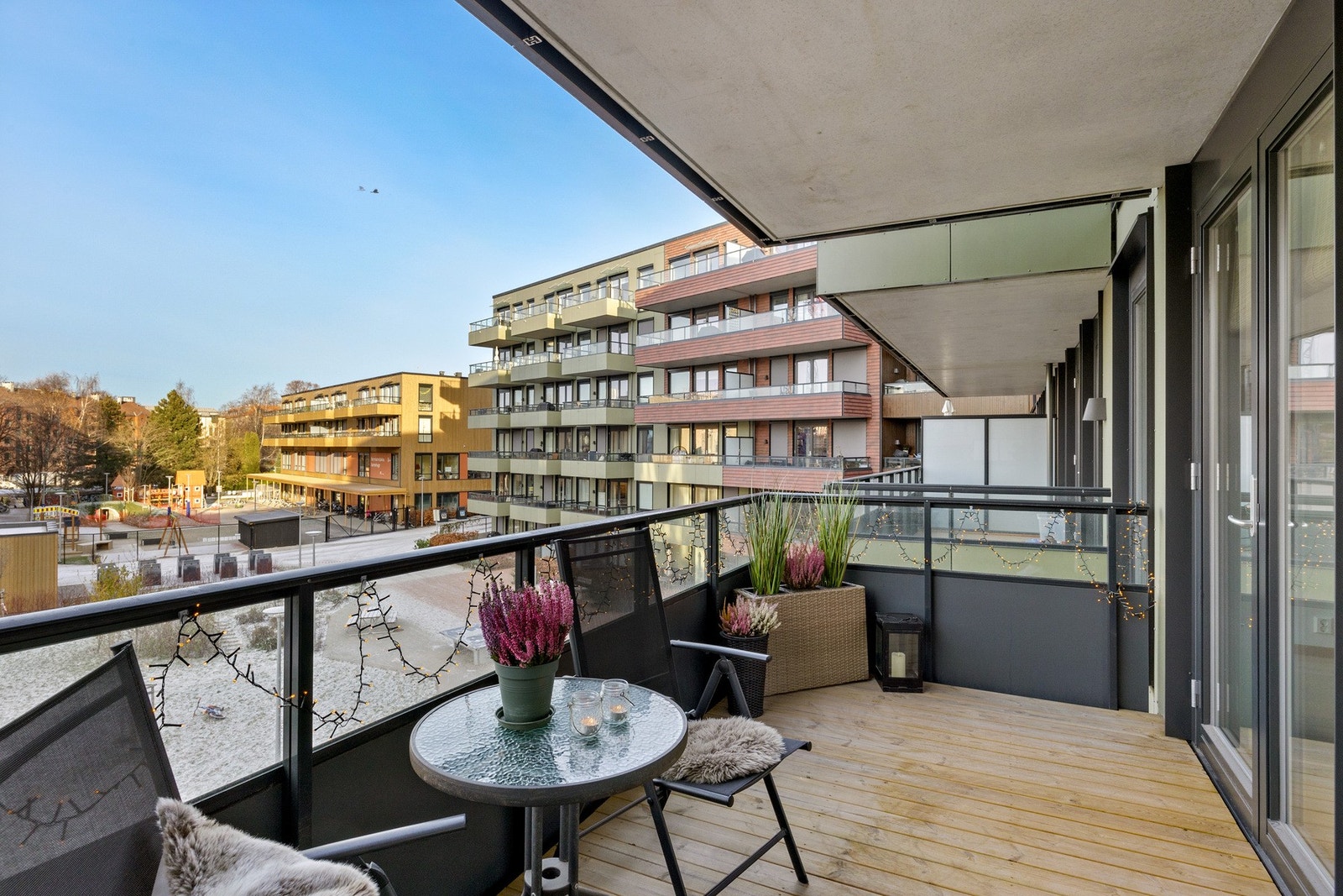 Denne leiligheten er en moderne, lys og svært innbydende 3-roms. Her får du en romslig balkong, garasjeplass med elbil-lader, to soverom, sosial åpen stue- og kjøkkenløsning, og mer forutsigbare boutgifter Galleribilde