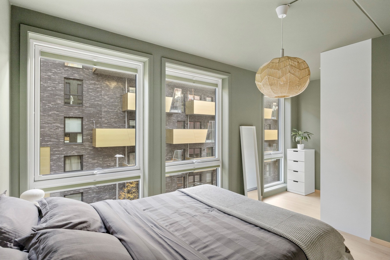 Rommet er praktisk utformet med egen sove- og garderobesone Galleribilde