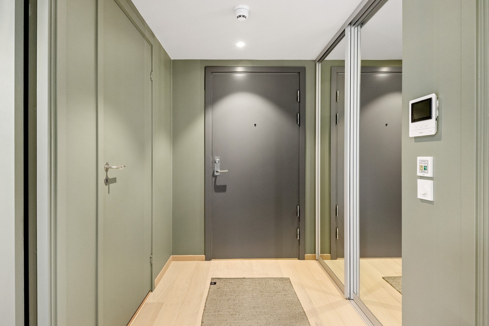 Velkommen hjem! Her trer du inn i et svært innbydende inngangsparti, som gir et godt førsteinntrykk av boligen. Det er god plass til yttertøy og sko i skyvedørsgarderoben Galleribilde