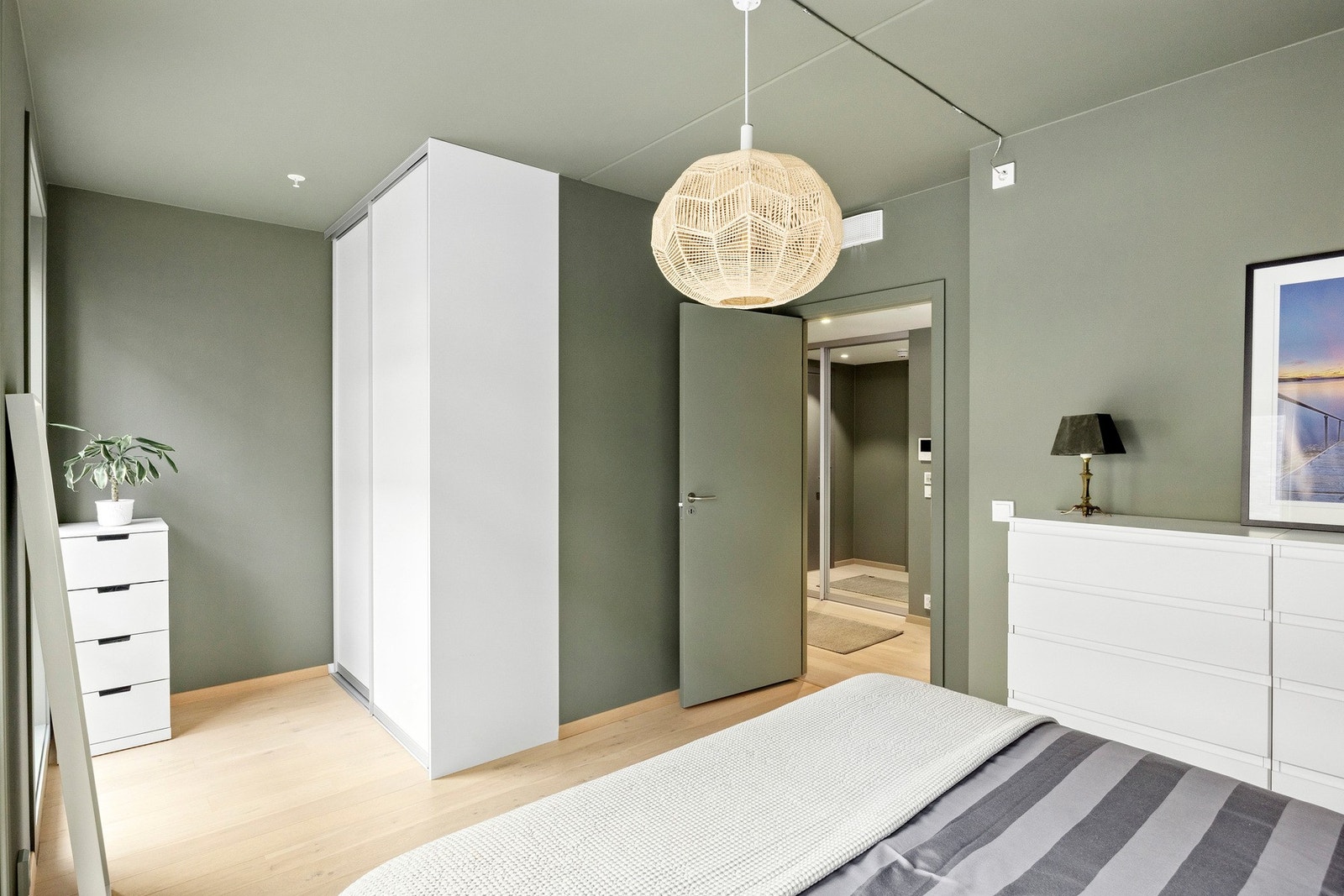 Det er god plass til oppbevaring av alt du måtte ha av klær i både skyvedørsgarderoben og annet oppbevaringsmøbel Galleribilde