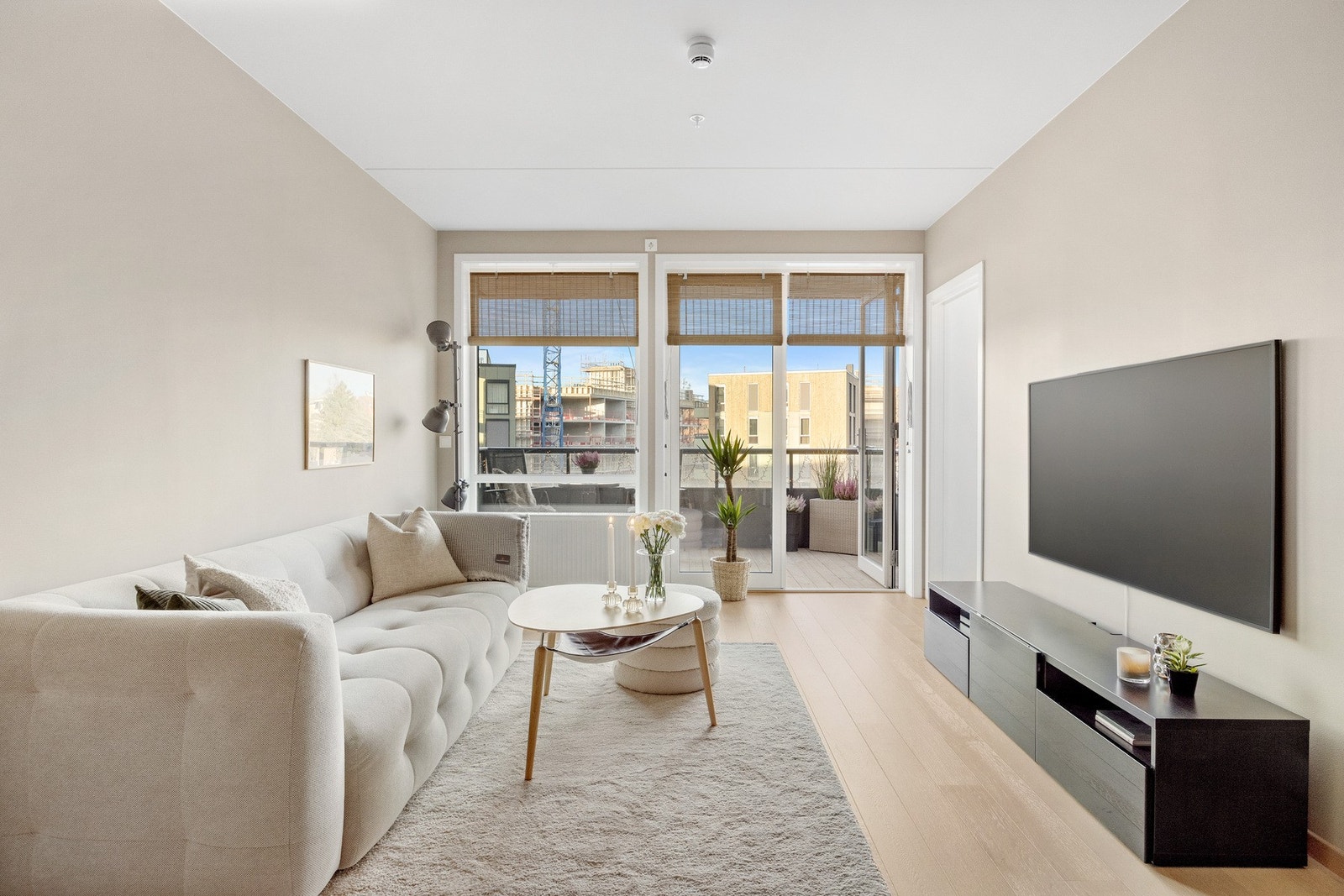 Lys og innbydende stue med lekre overflater som gir et elegant uttrykk Galleribilde