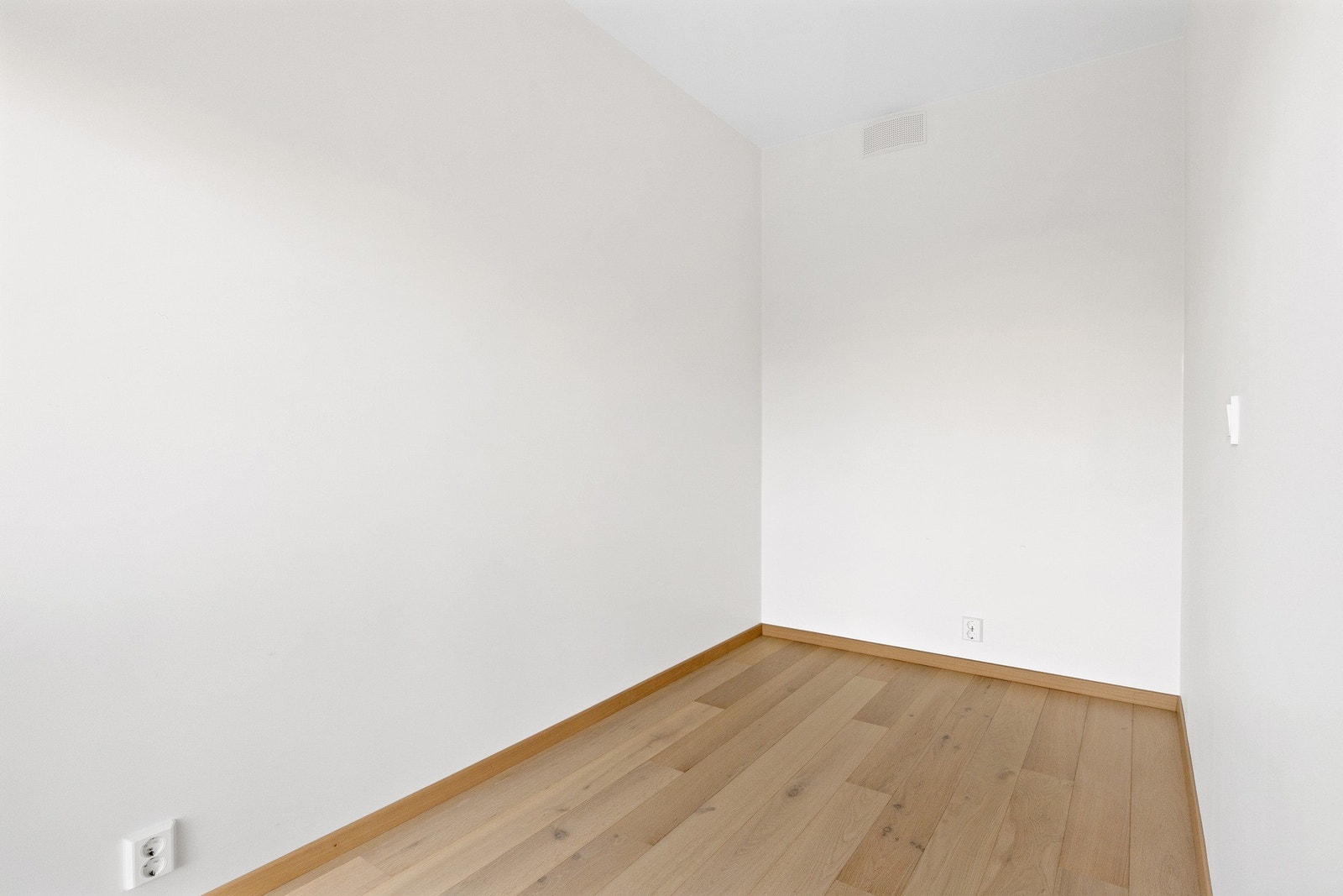 Rommets størrelse gir god plass til seng med tilhørende nattbord og annet møblement Galleribilde