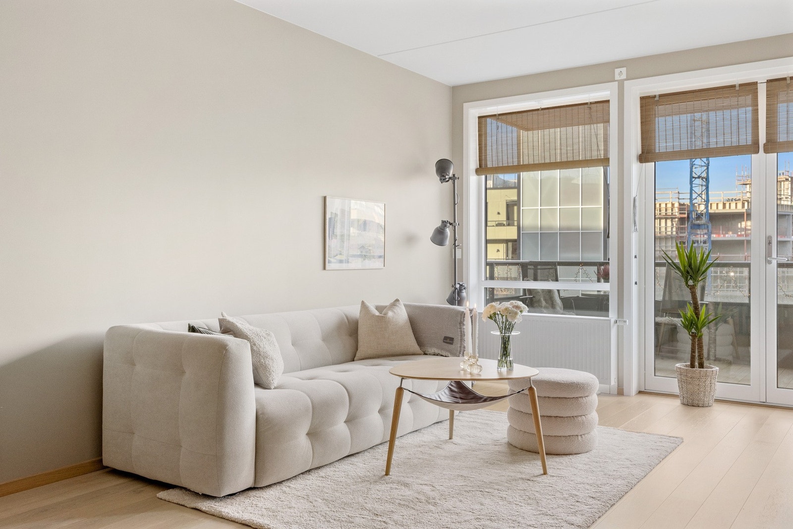 Det er god plass til en hyggelig sofagruppe med tilhørende sofabord og mediemøblement Galleribilde