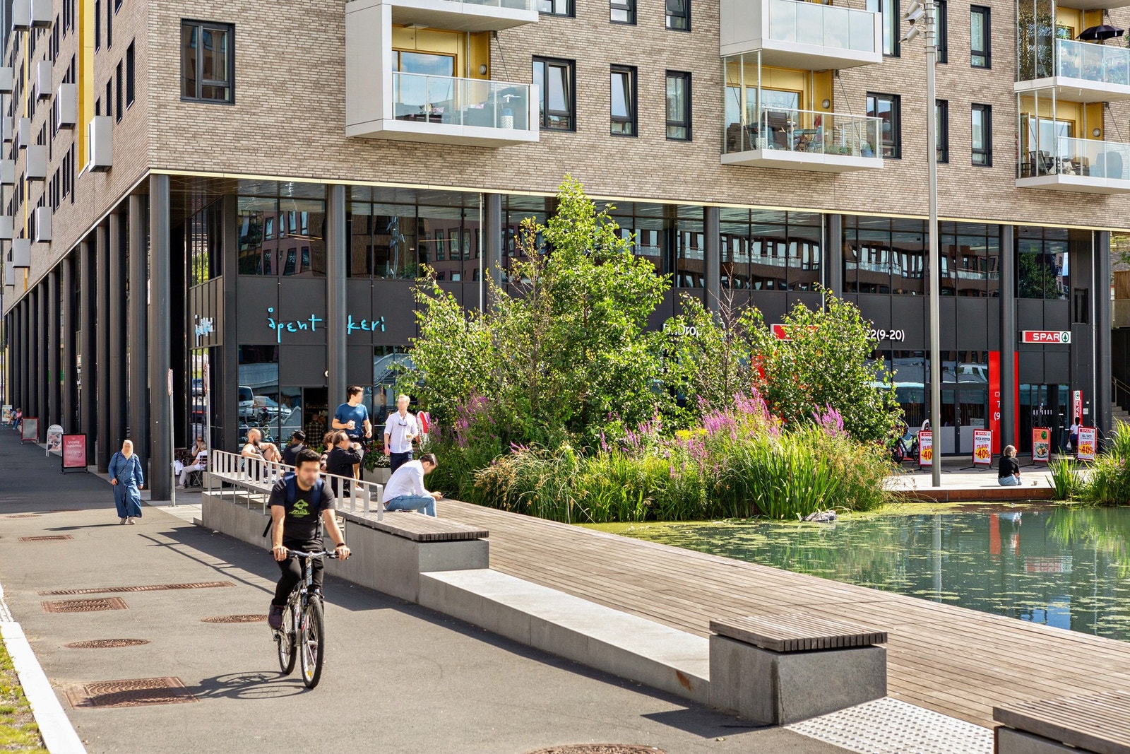 Ensjø har blitt et attraktiv område i vekst, som byr på et rikt utvalg av serveringssteder, dagligvarebutikker, parker og et hyggelig nabolag Galleribilde