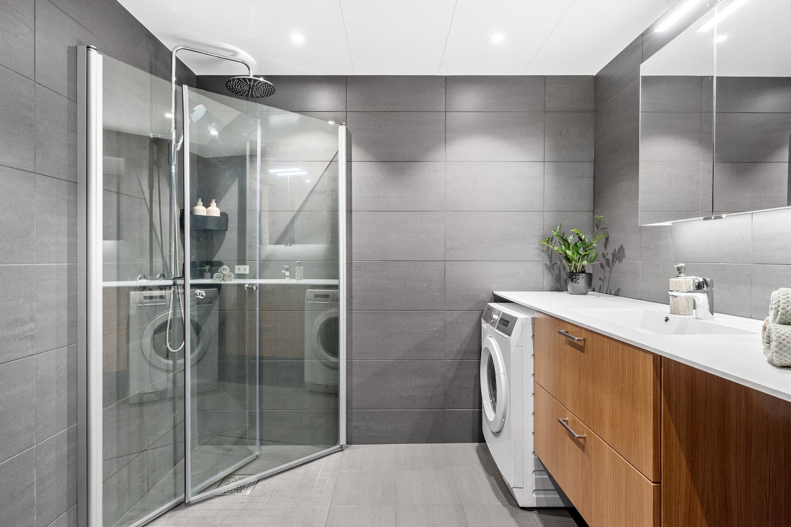 Pent flislagt bad med moderne innredning og av romslig størrelse. Her er det vannbåren varme i gulvet som sørger for god komfort Galleribilde