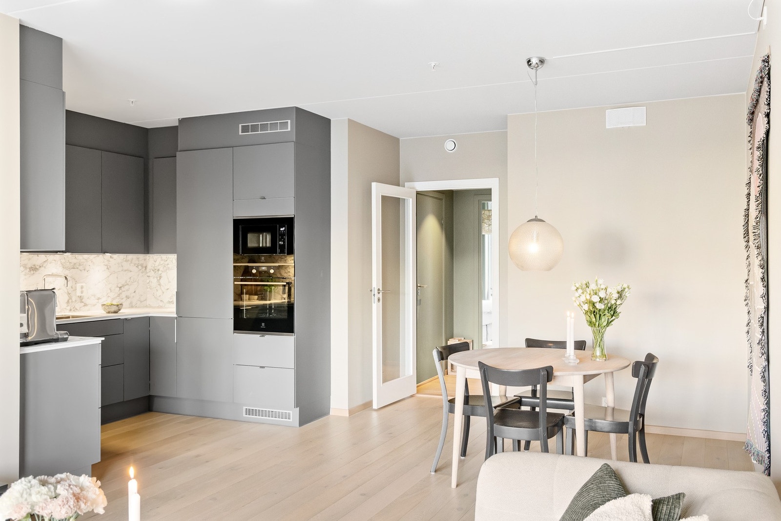 Kjøkkenet ligger i en åpen løsning med stuen, som skaper et fint sosialt oppholdsrom Galleribilde