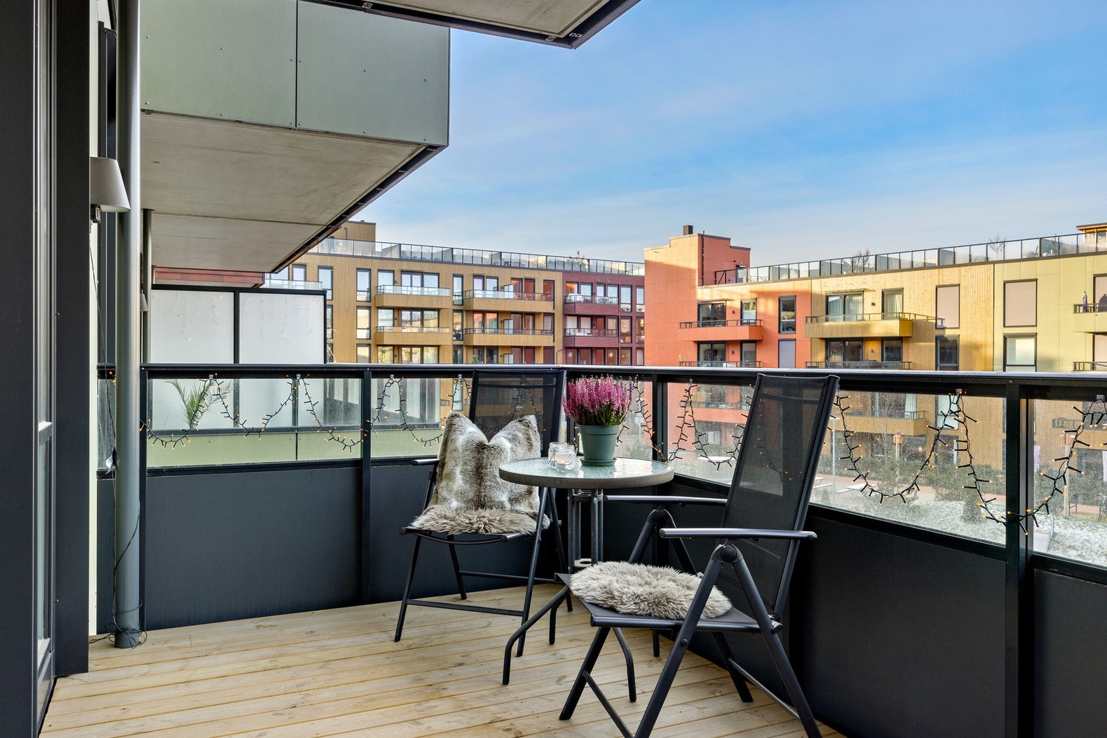 Fra stuen kommer man ut til boligens vestvendte balkong på 8m2. Her ligger alt til rette for fine sommerdager Galleribilde