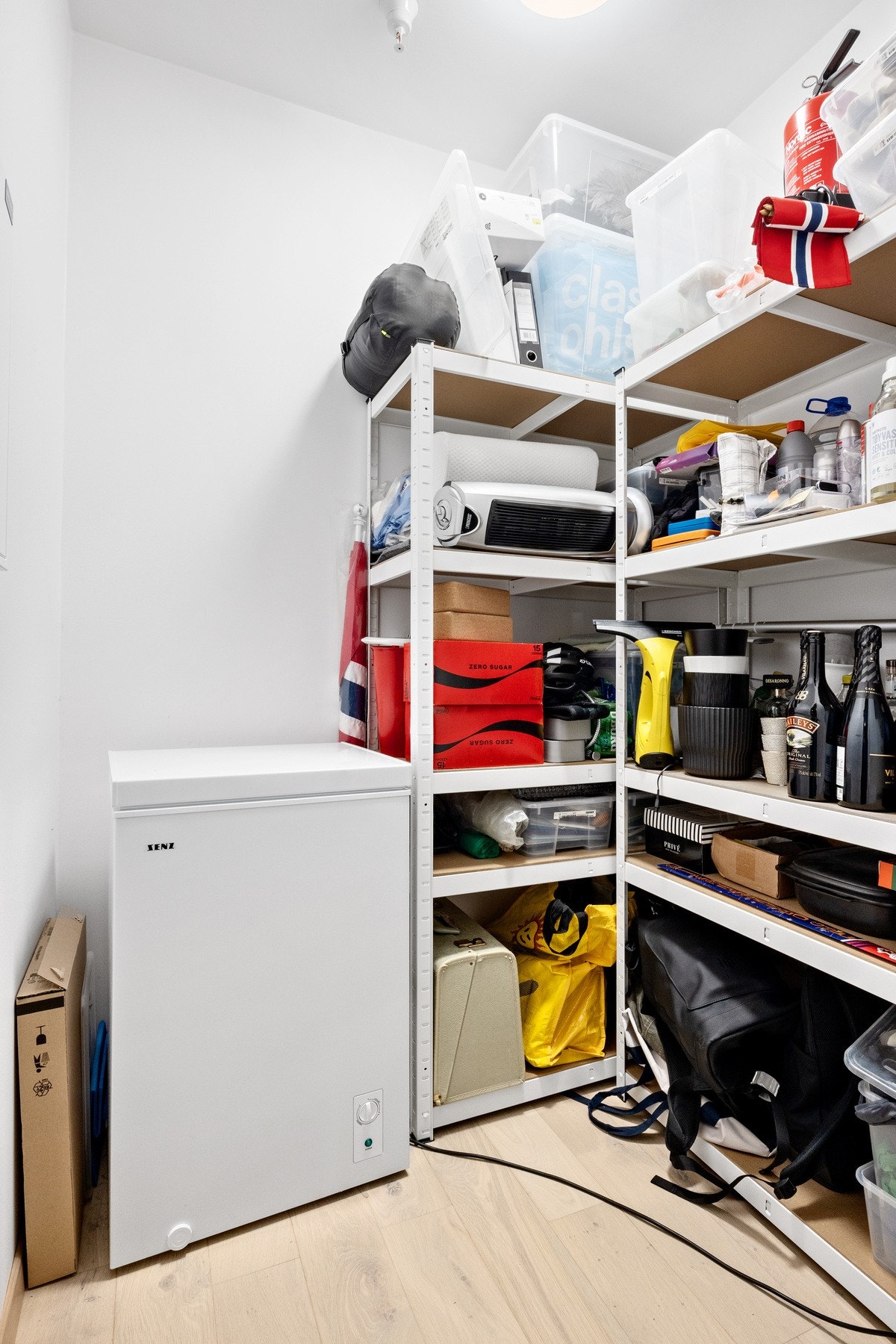 Fra inngangspartiet er det en praktisk innvendig bod med god plass til lagring. Det medfølger også en ekstern bod på 5m2 Galleribilde