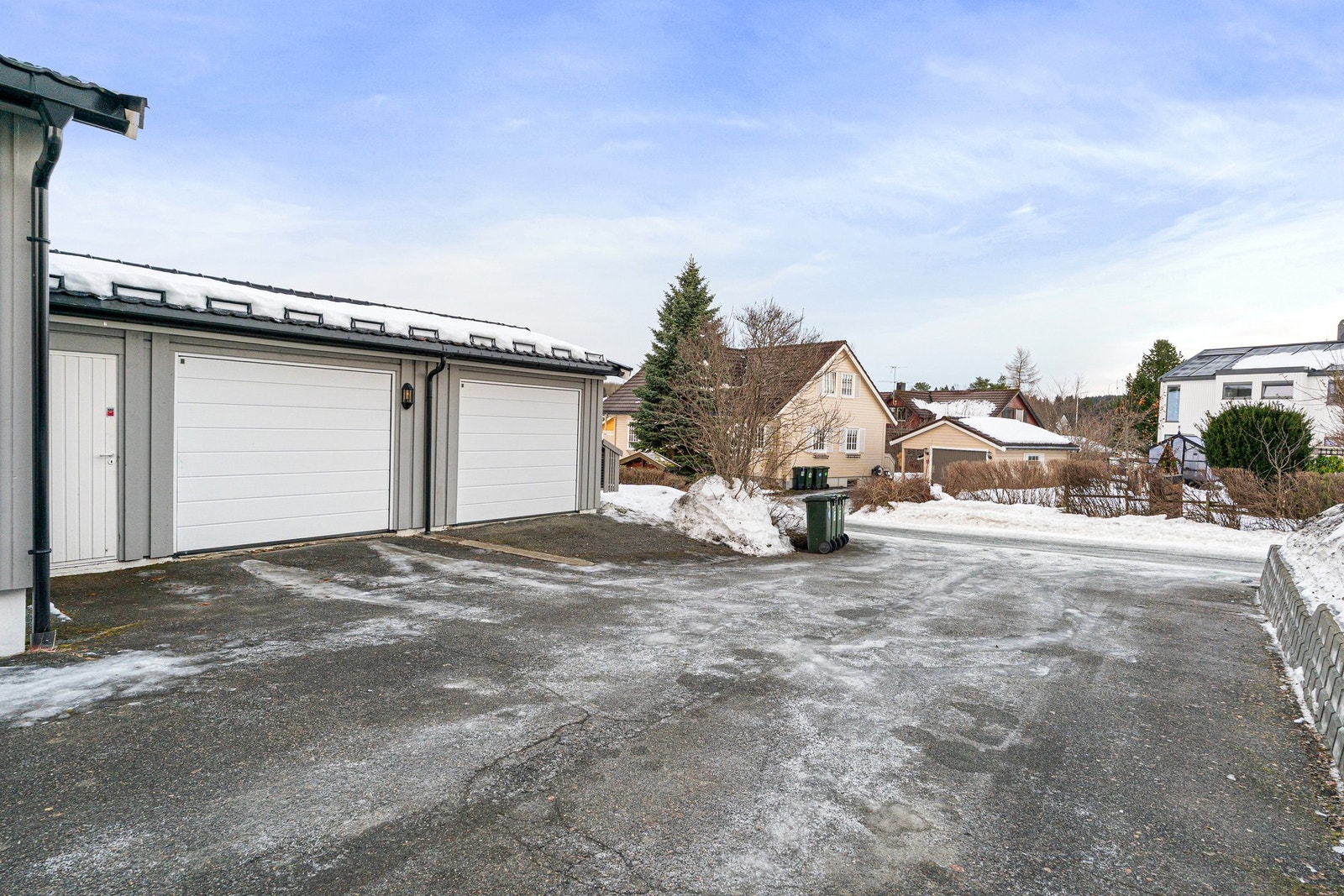 Oppkjørsel med stor dobbelgarasje. Galleribilde