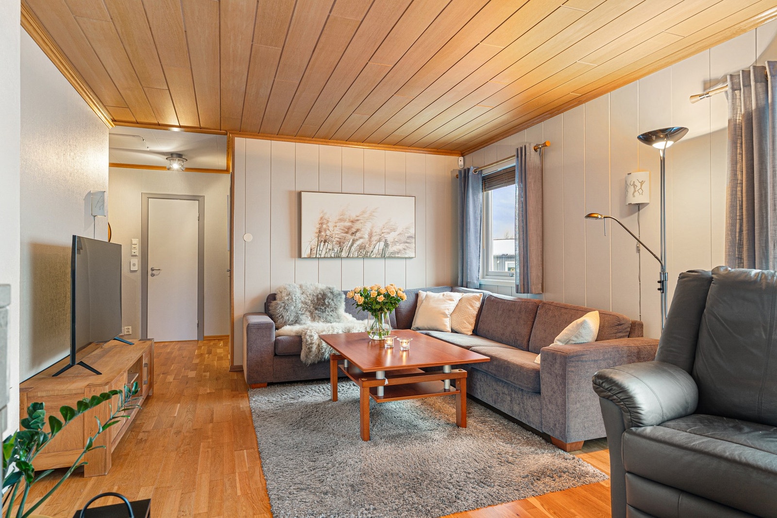 Store vindusflater slipper inn rikelig med dagslys og gir stuen en lys og luftig atmosfære. Galleribilde