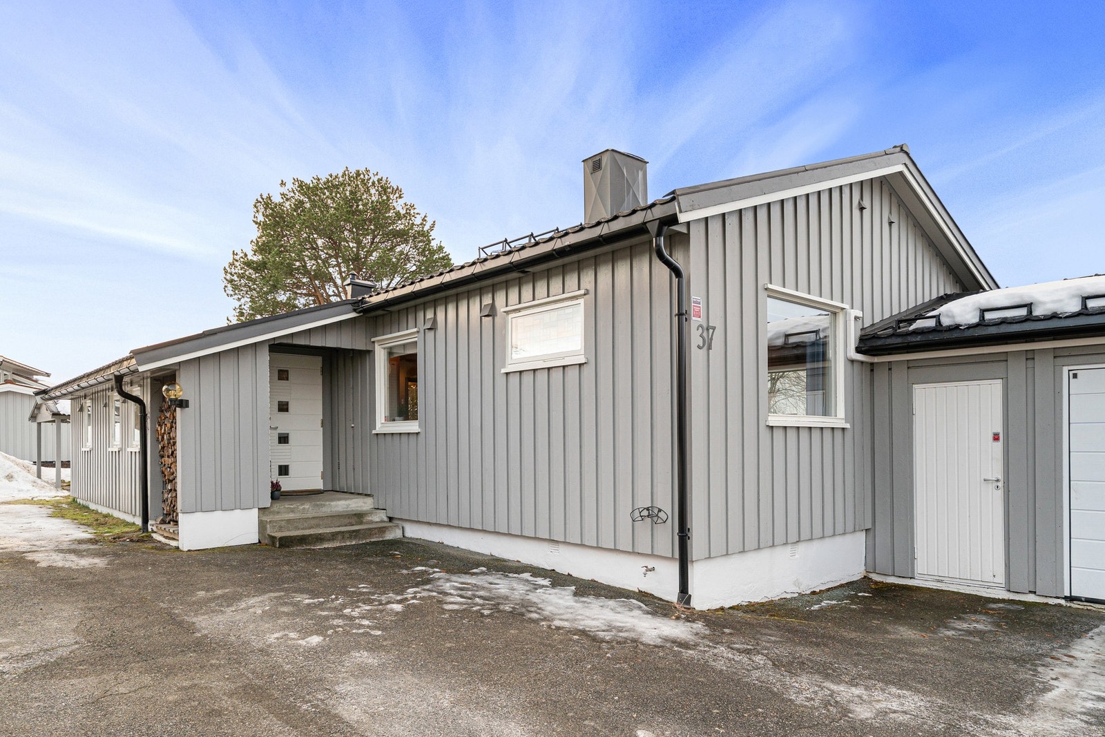 En innholdsrik enebolig med stor dobbelgarasje. Galleribilde