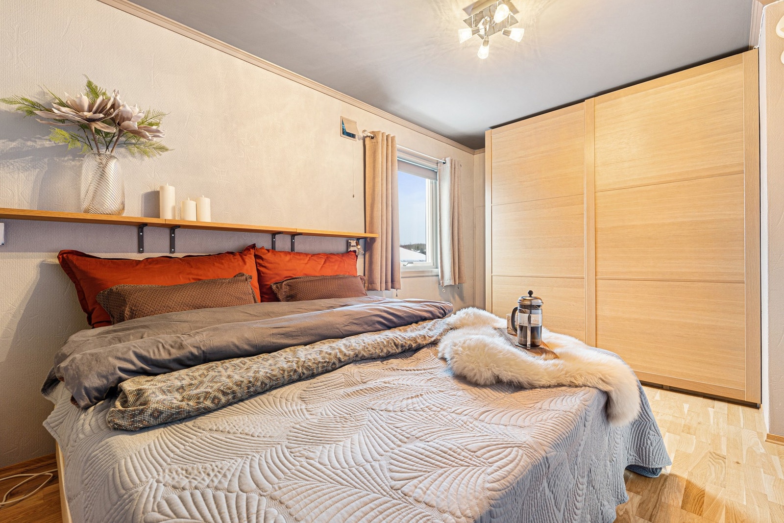 Rikelig med lagringsplass i skyvedørsgarderobe. Galleribilde