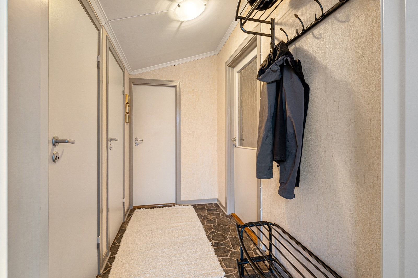 Romslig entré med mye lagringsplass. Galleribilde