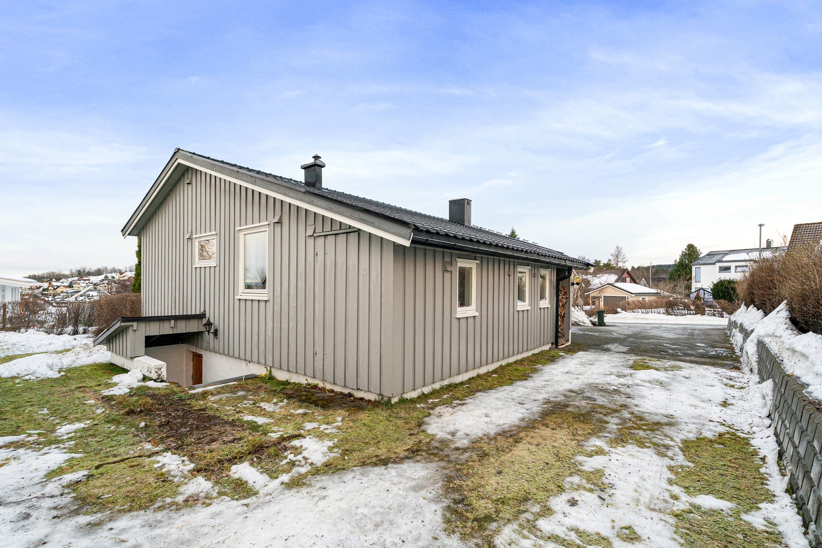 Det er egen inngang til kjelleren. Galleribilde