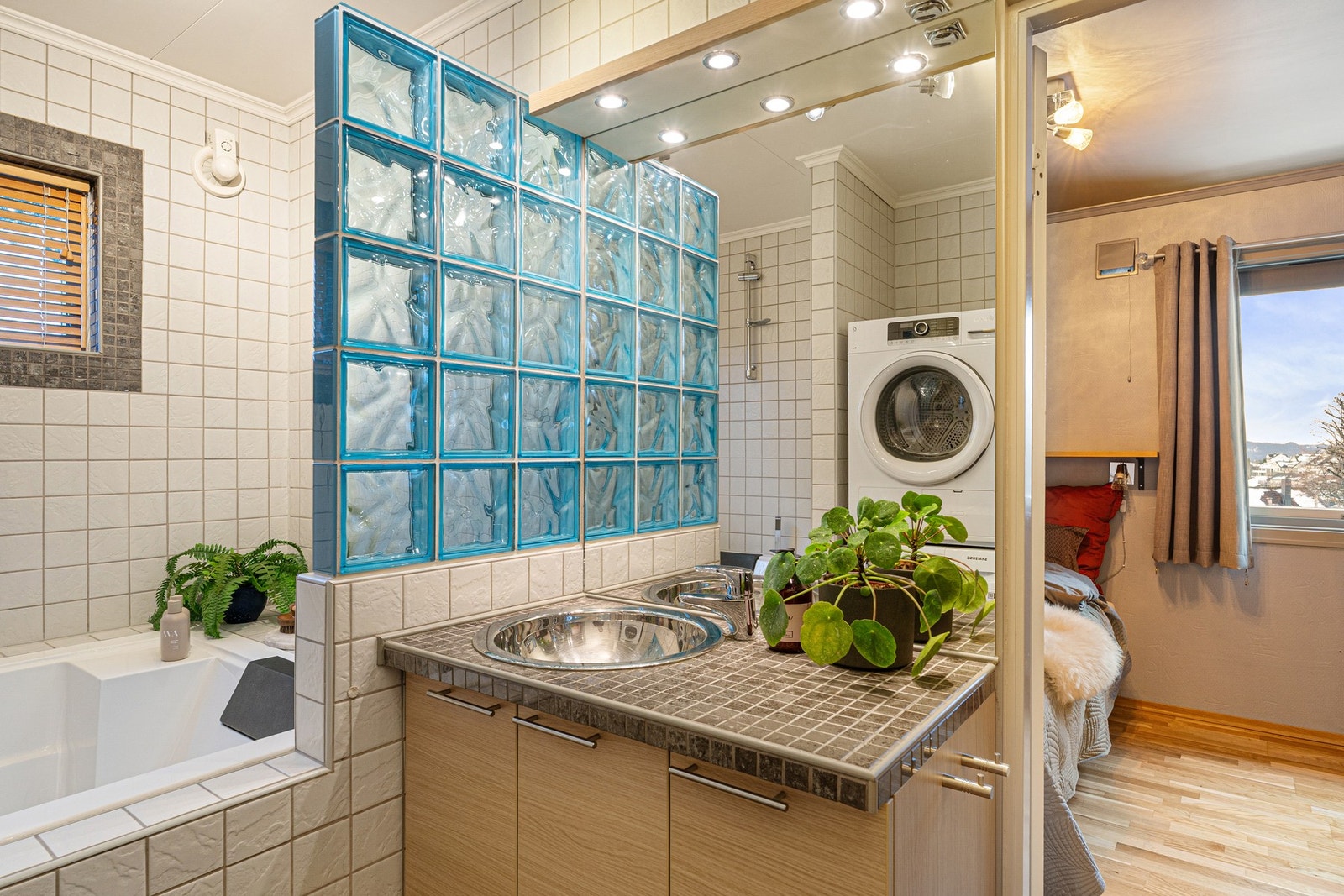 Badet er på 5,7m². Galleribilde