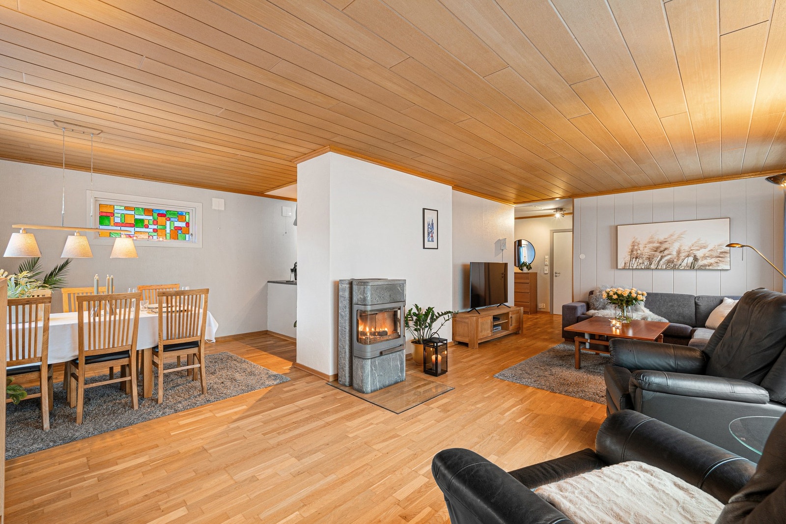 Boligen har både vedfyring og varmepumpe (2024) som oppvarmingskilder. Galleribilde