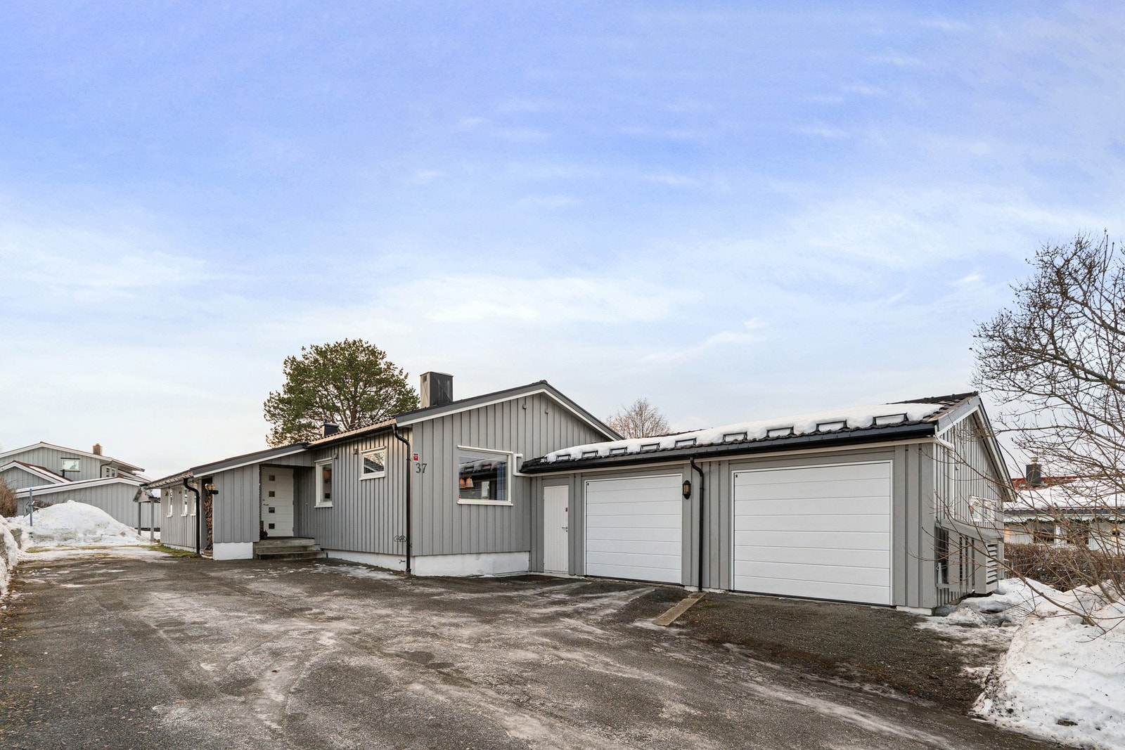 EiendomsMegler 1 ved Fredrik Nygård Flønes har gleden av å presentere Lundhøgda 37. Foto: Krogstad og Nervik, (Ekatarina Krogstad) Galleribilde