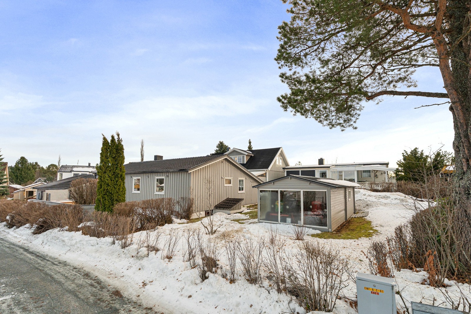 Det er satt opp en stor utvendig bod i hagen. Galleribilde