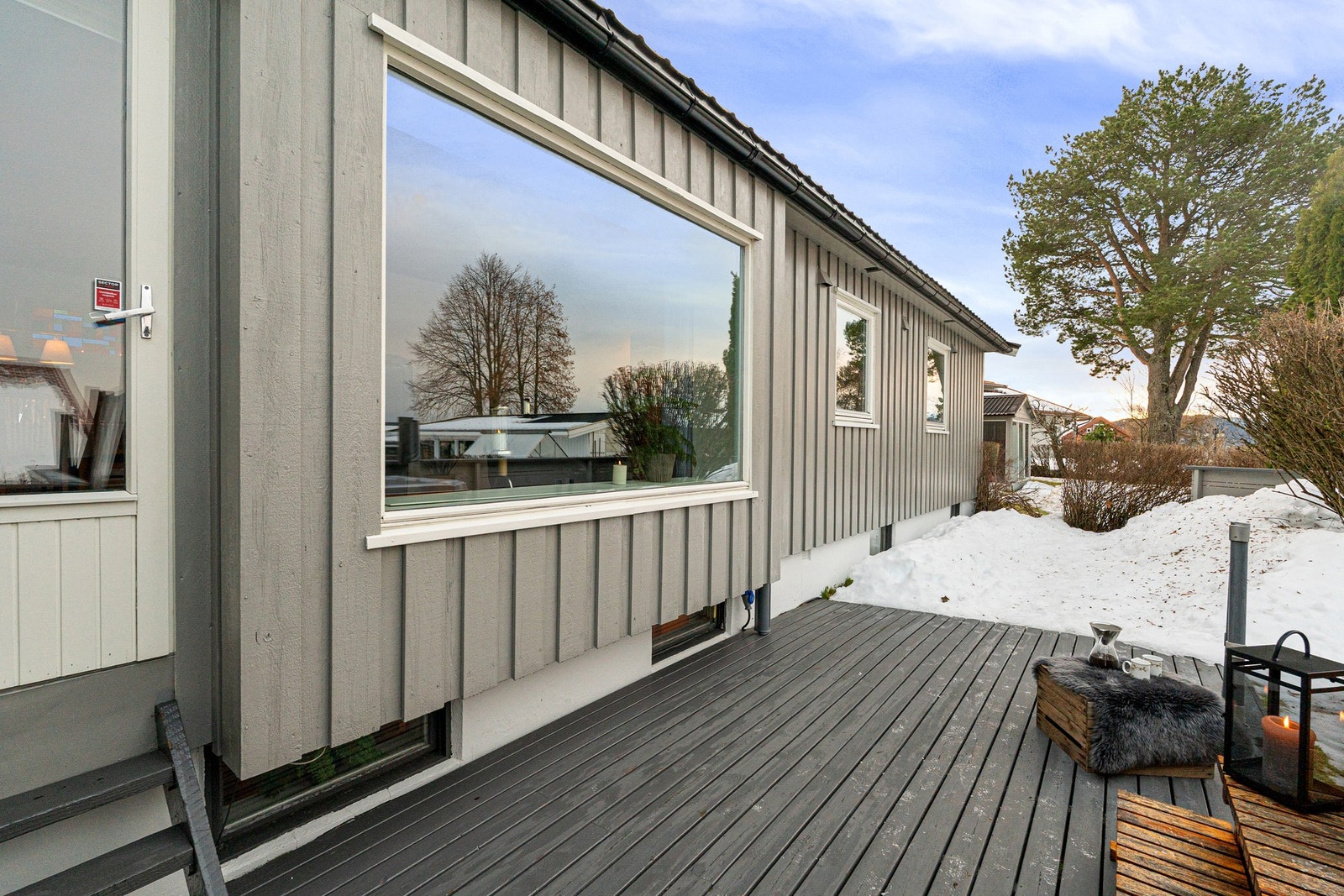 Terrassen er på 15,4m². Galleribilde