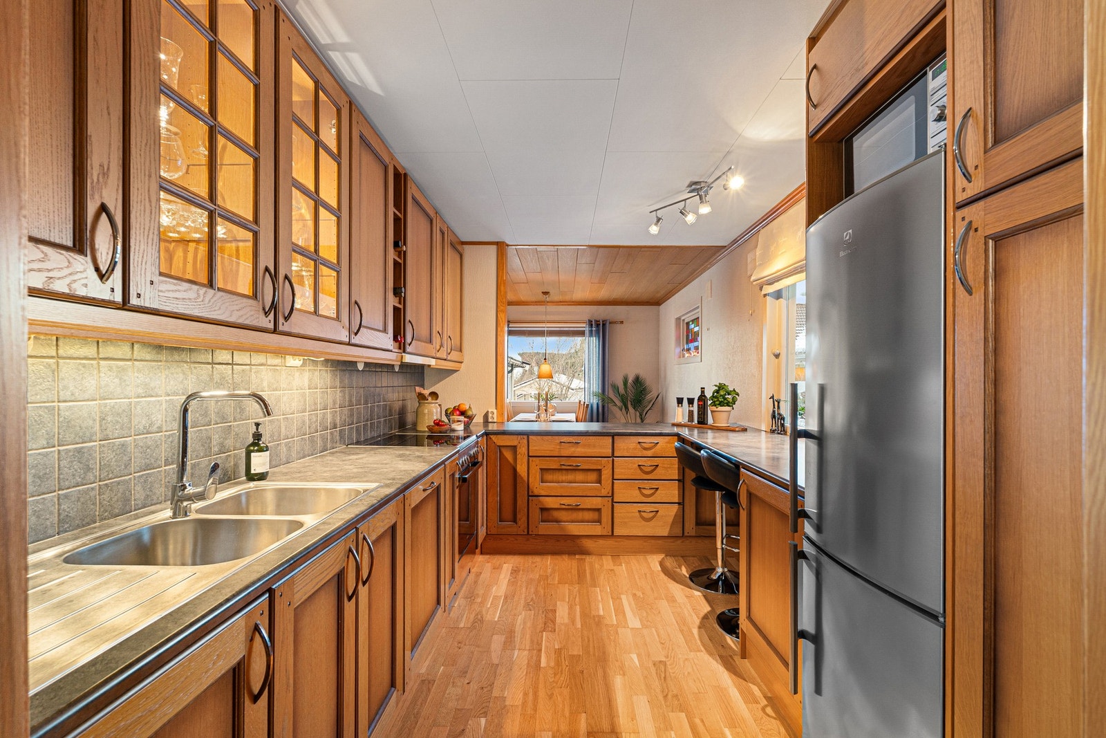 Romslig kjøkken med my skap- og benkeplass. Galleribilde