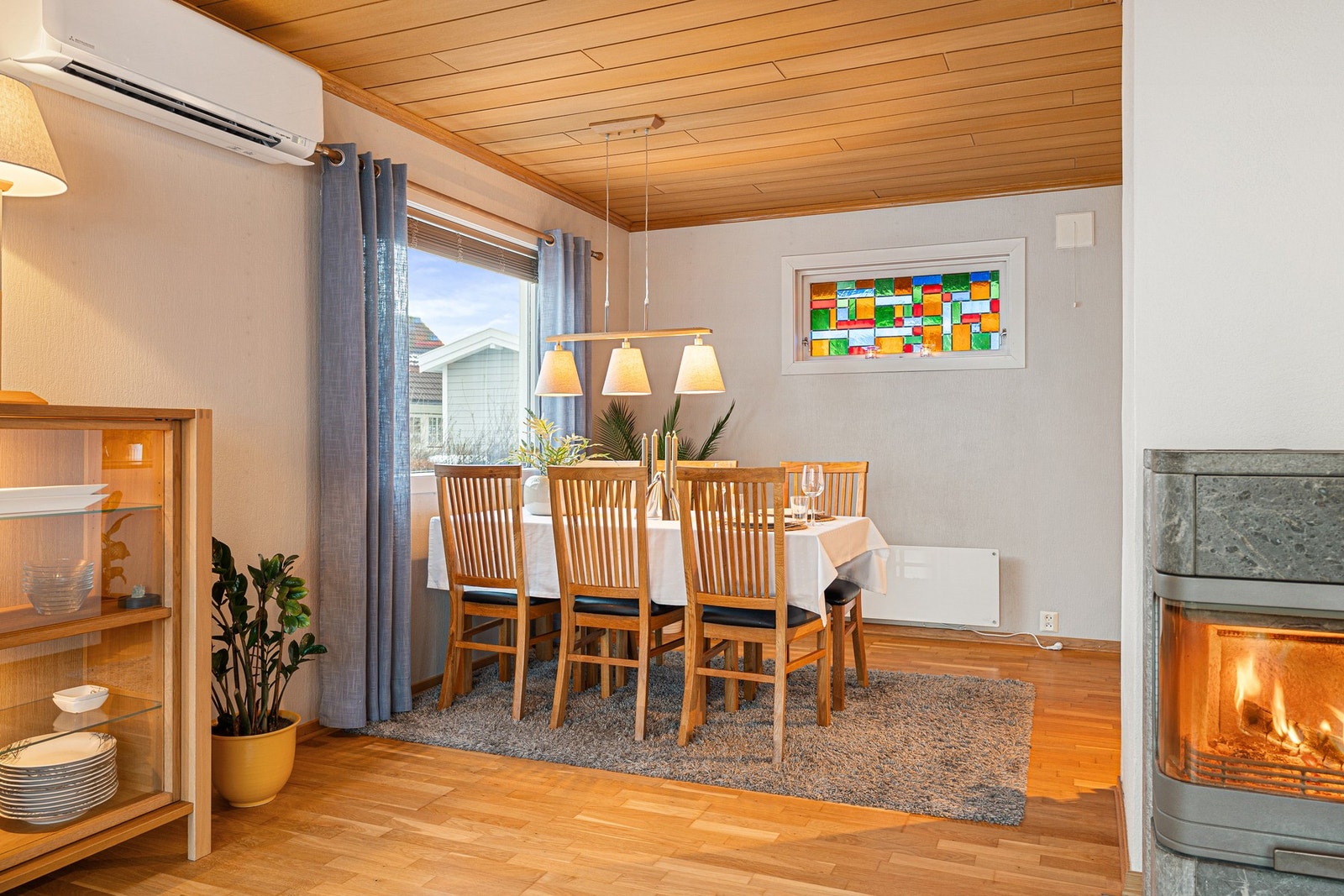 Spisebordet finner sin naturlige plass ved kjøkken/stue. Galleribilde