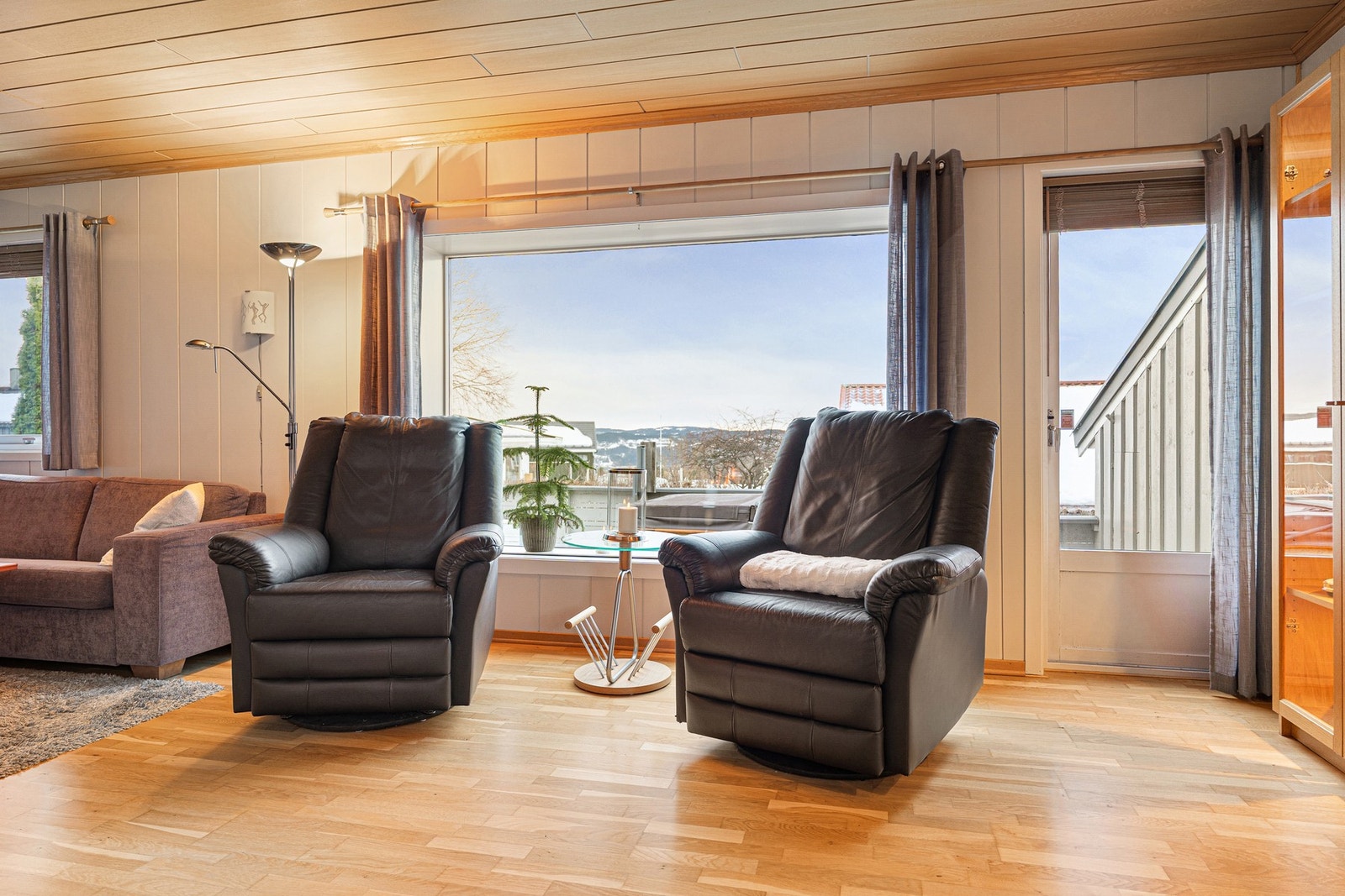 Fra stuen er det utgang til både terrassen og hagen. Galleribilde