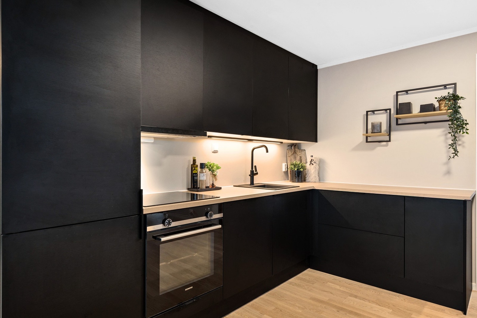 Kjøkkenet er innholdsrikt og moderne med integrerte hvitevarer Galleribilde