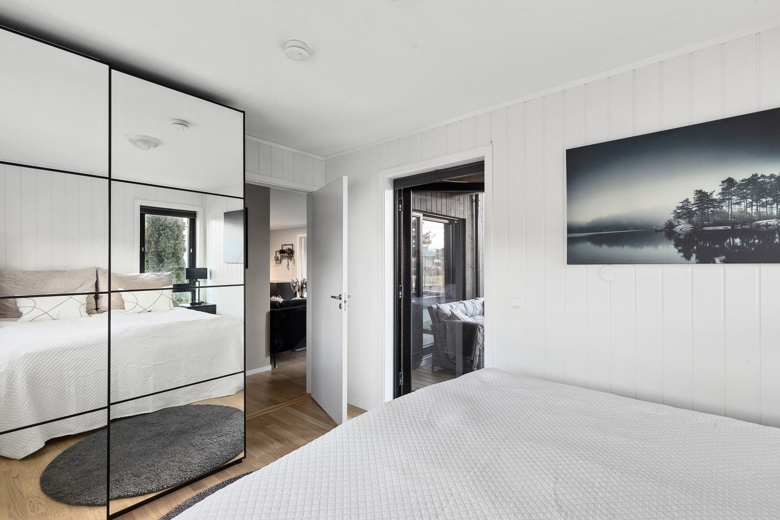 Praktisk skyvedørsgarderobe på hovedsoverommet Galleribilde