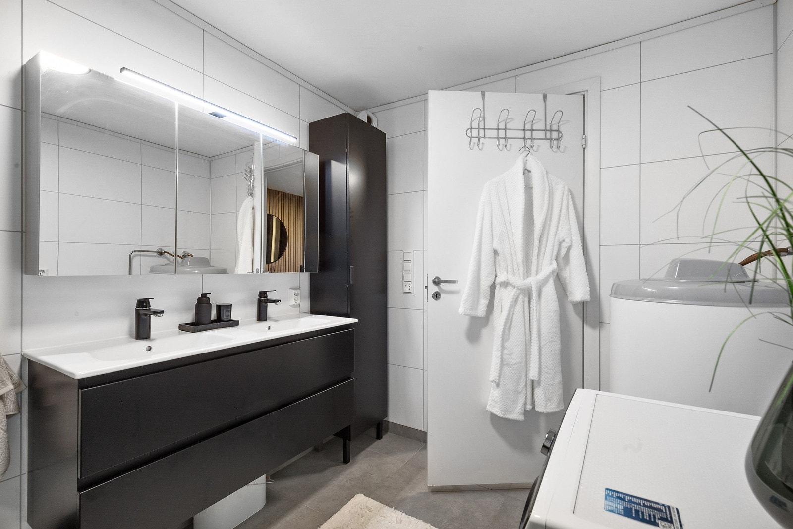 Meget flott bad på 6,5 kvm med dusj, wc, innredning med servant og opplegg for vaskemaskin Galleribilde