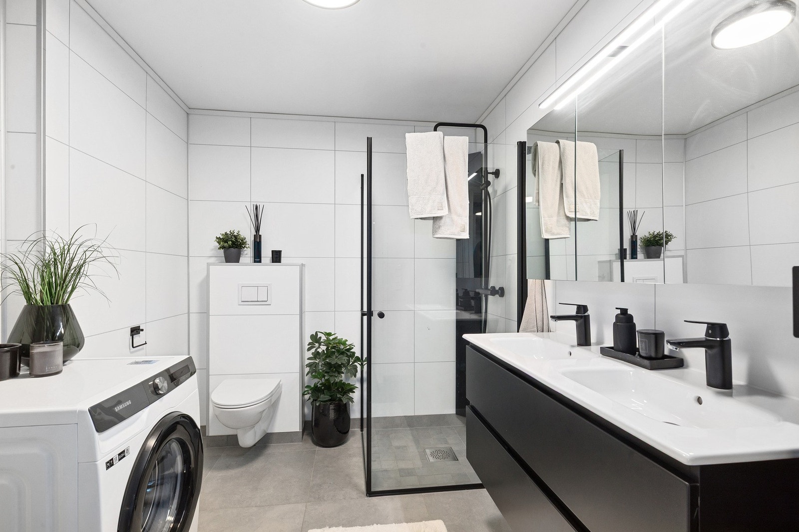 Badet er flislagt med varmekabler i gulvet Galleribilde