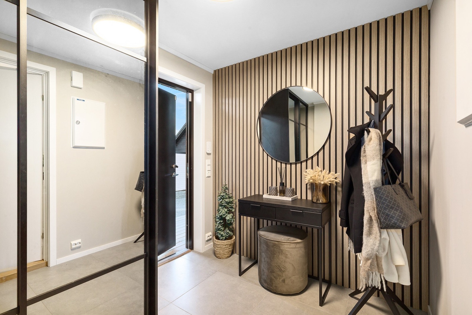Innbydende inngangsparti med praktisk garderobeløsning Galleribilde