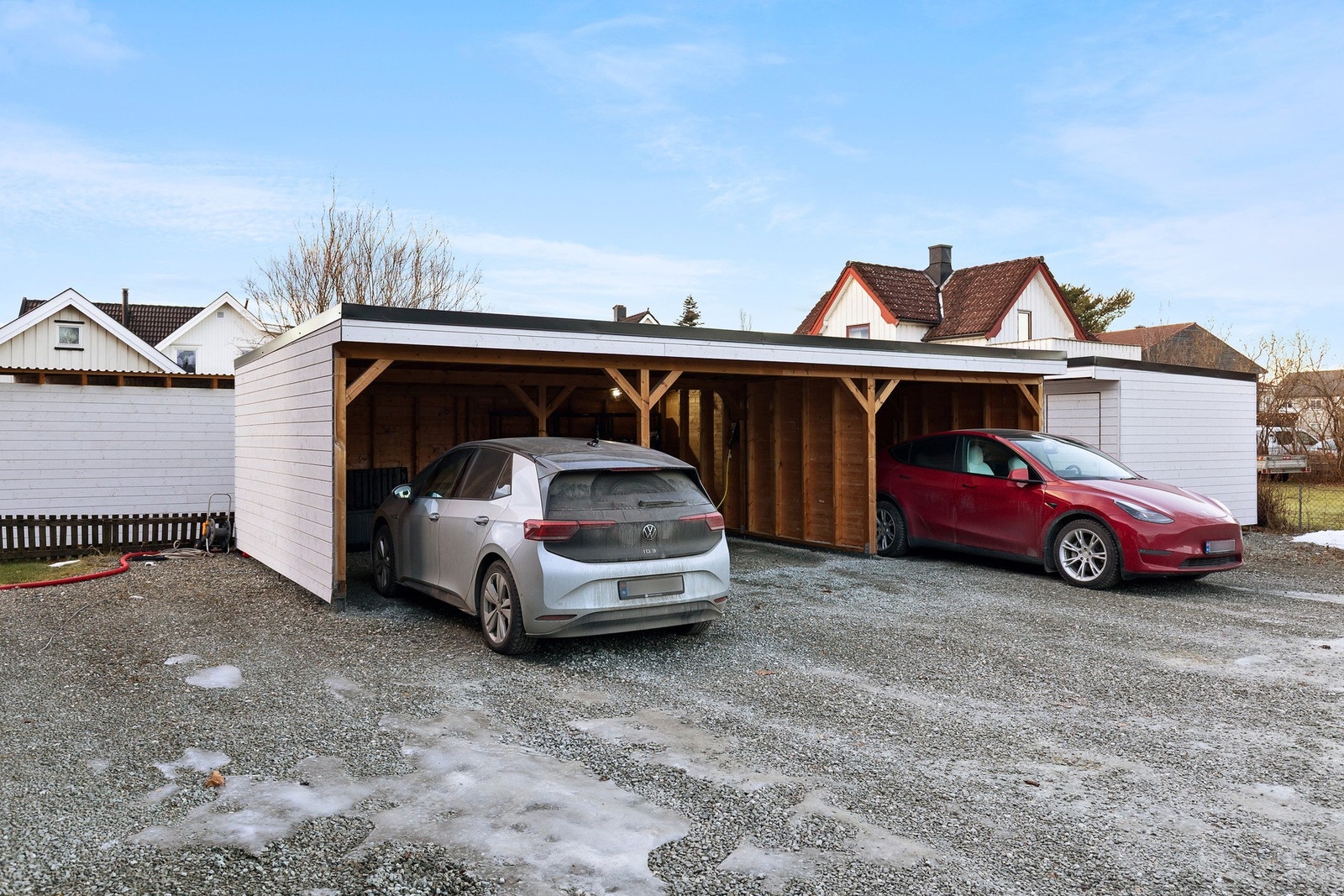 Fast plass i egen carport med tilhørende utebod Galleribilde